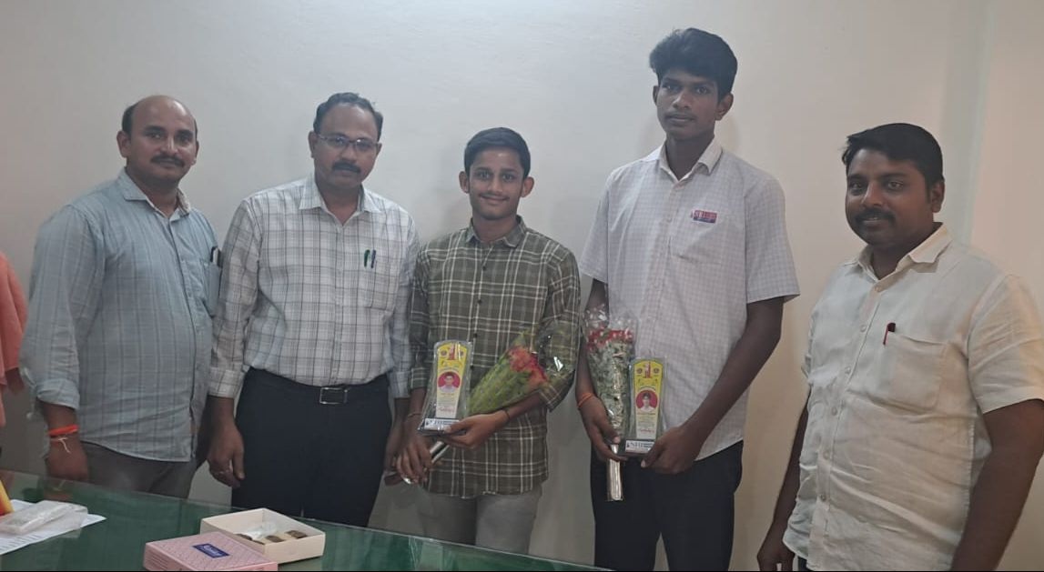 జాతీయస్థాయి షటిల్‌ పోటీలకు ఎన్‌ఆర్‌ఐ కళాశాల విద్యార్థుల ఎంపిక