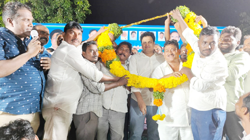 పట్టణ అధ్యక్షులు బాబ్జి, ఇన్చార్జి వెంకటేష్ ను  సన్మానిస్తున్న నాయకులు 