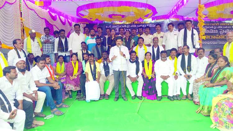  అనంతపురంలో మాట్లాడుతున్న మాజీమంత్రి కొల్లు రవీంద్ర