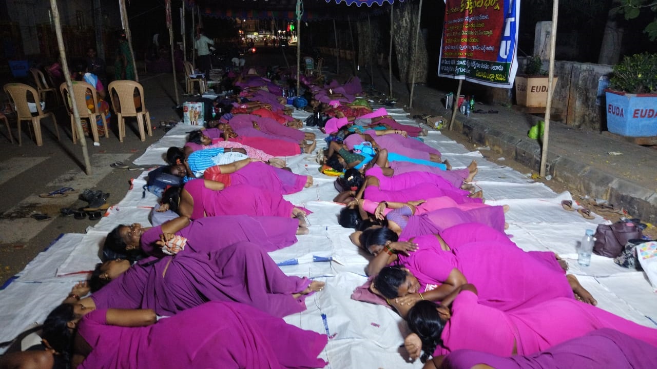 వెలుగు ఉద్యోగుల 36 గంటల ధర్నా