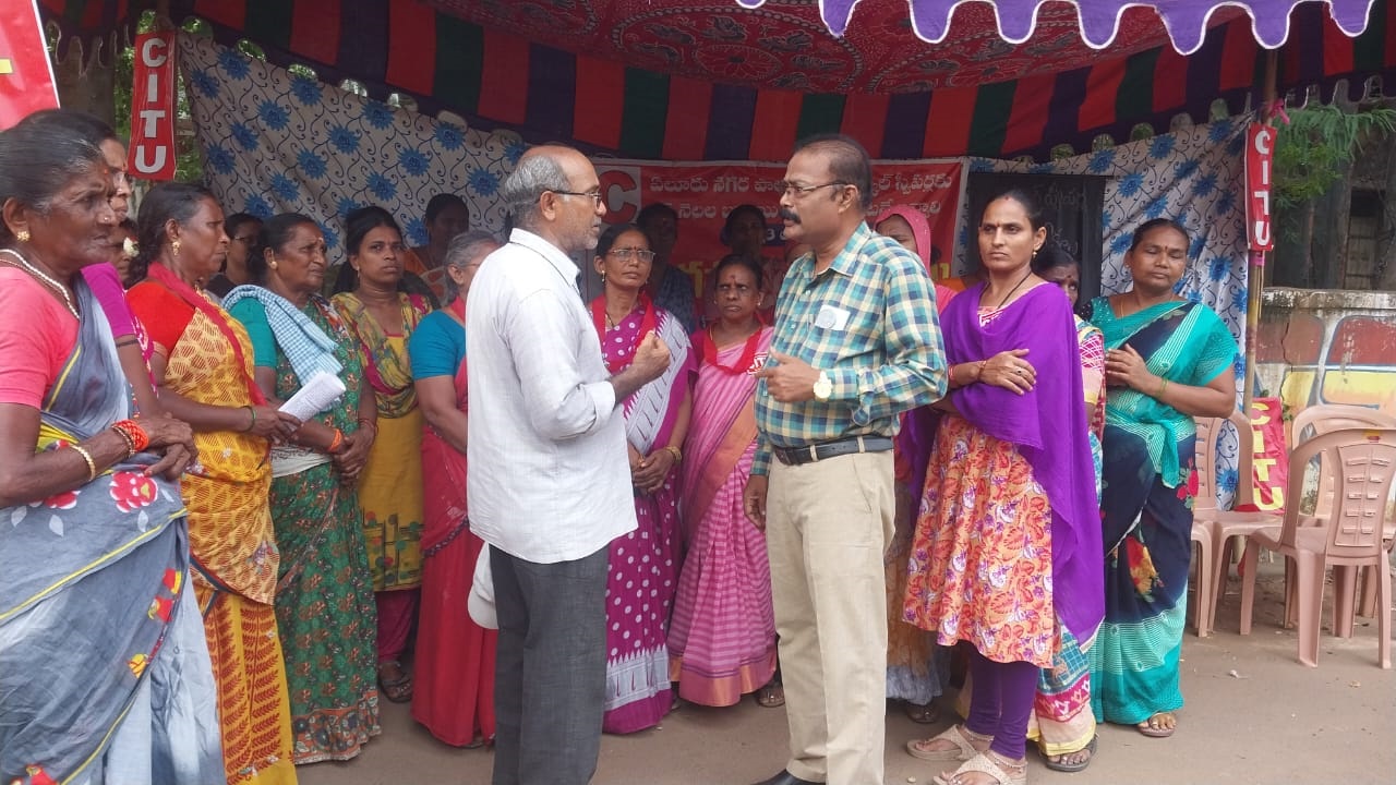 మున్సిపల్‌ స్కూల్‌ స్వీపర్ల దీక్ష విరమణ