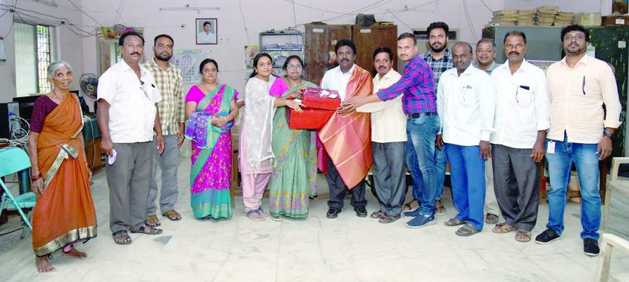   ఎఇ రామాంజనేయులును సన్మానిస్తున్న ఐ ఆర్‌ అండ్‌ సిబ్బంది