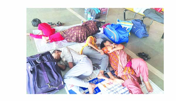 రైళ్ల రద్దుతో ప్రయాణికుల పాట్లు