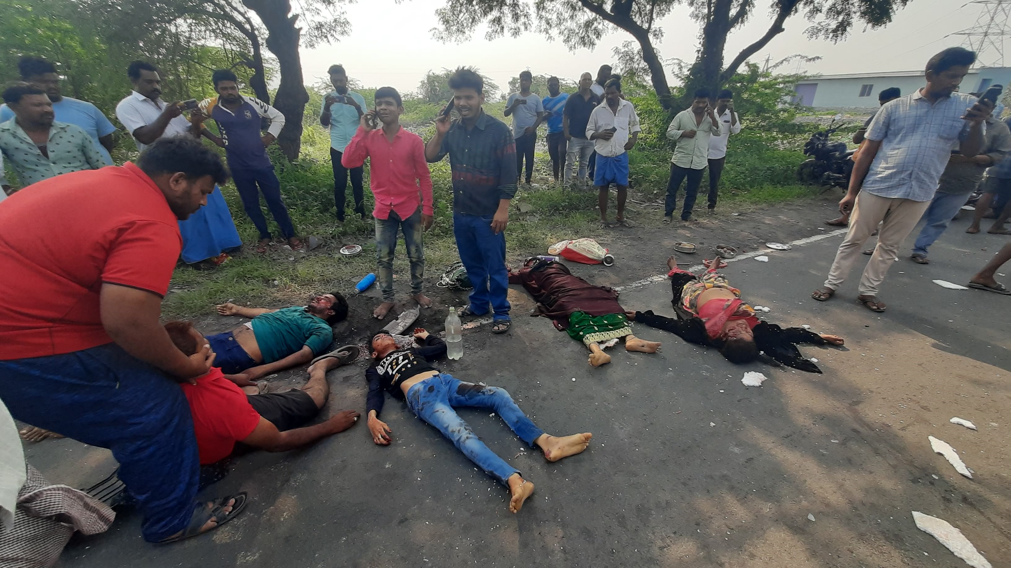 రోడ్డుపై చెల్లాచెదురుగా పడి ఉన్న మృతదేహాలు