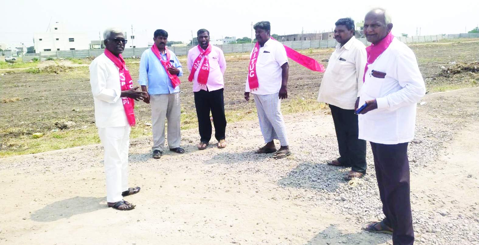 స్థలాన్ని పరిశీలిస్తున్న నాయకులు