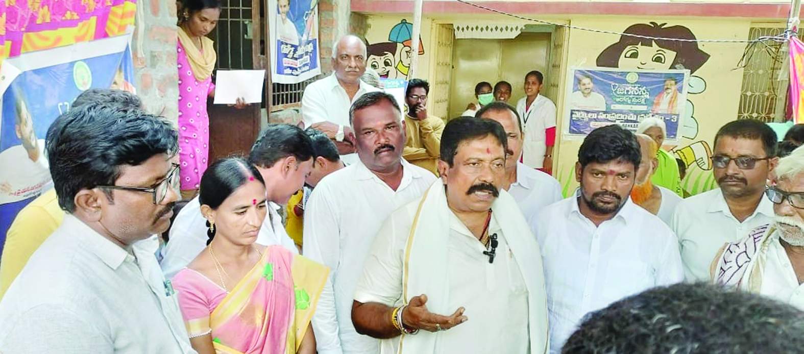 మాట్లాడుతున్న ఎమ్మెల్యే సాయిప్రసాద్‌ రెడ్డి