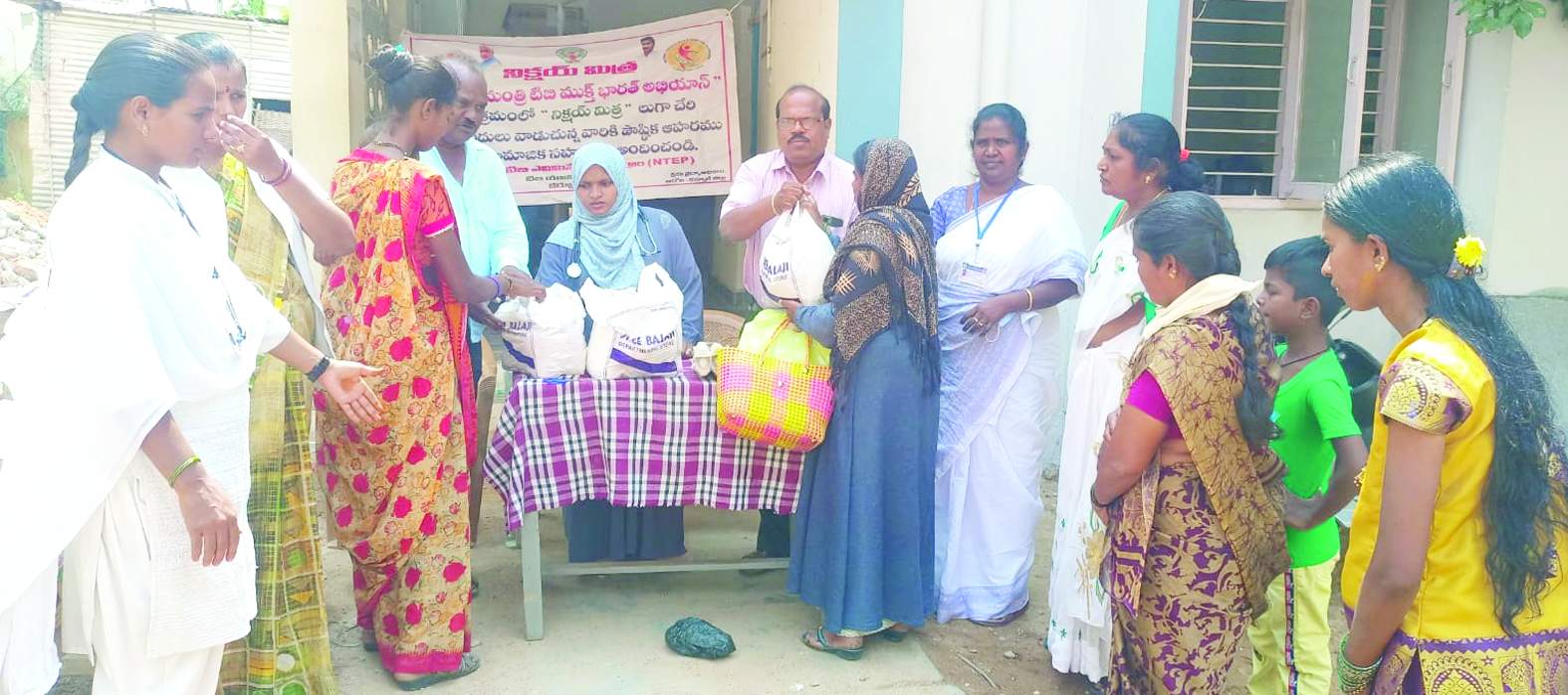 కిట్లు పంపిణీ చేస్తున్న అధికారులు