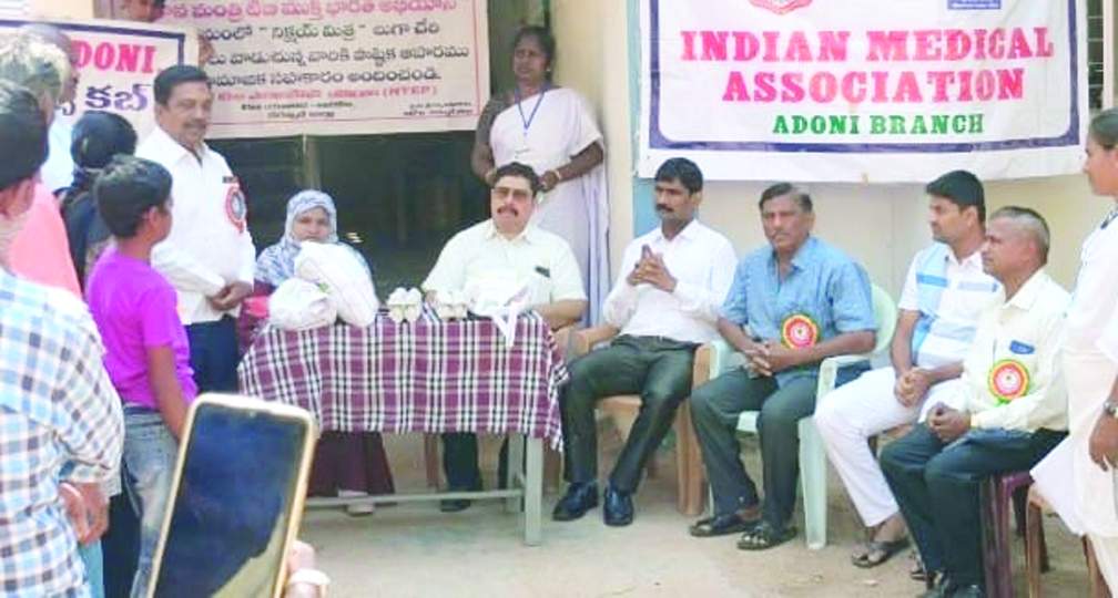రోగులకు కిట్లు పంపిణీ చేస్తున్న వైద్యులు