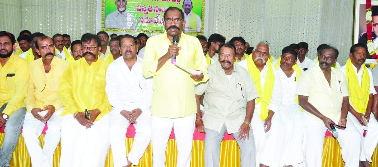 సమావేశంలో మాట్లాడుతున్న మీనాక్షి నాయుడు