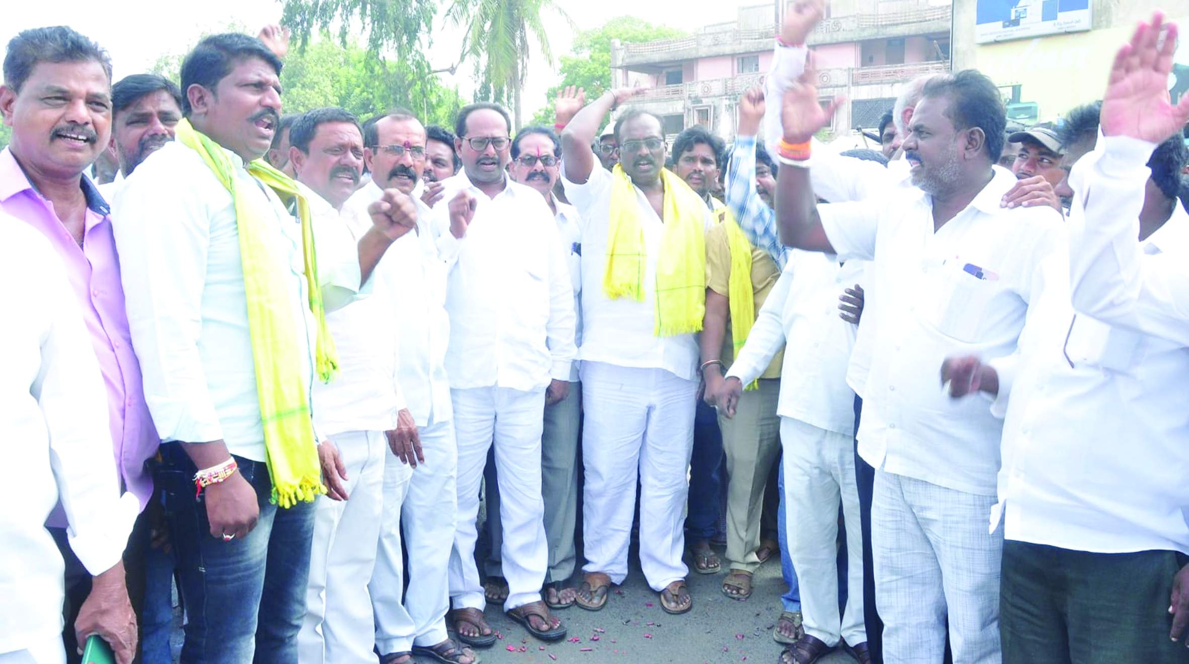 ఆదోనిలో సంబరాలు చేసుకుంటున్న నాయకులు