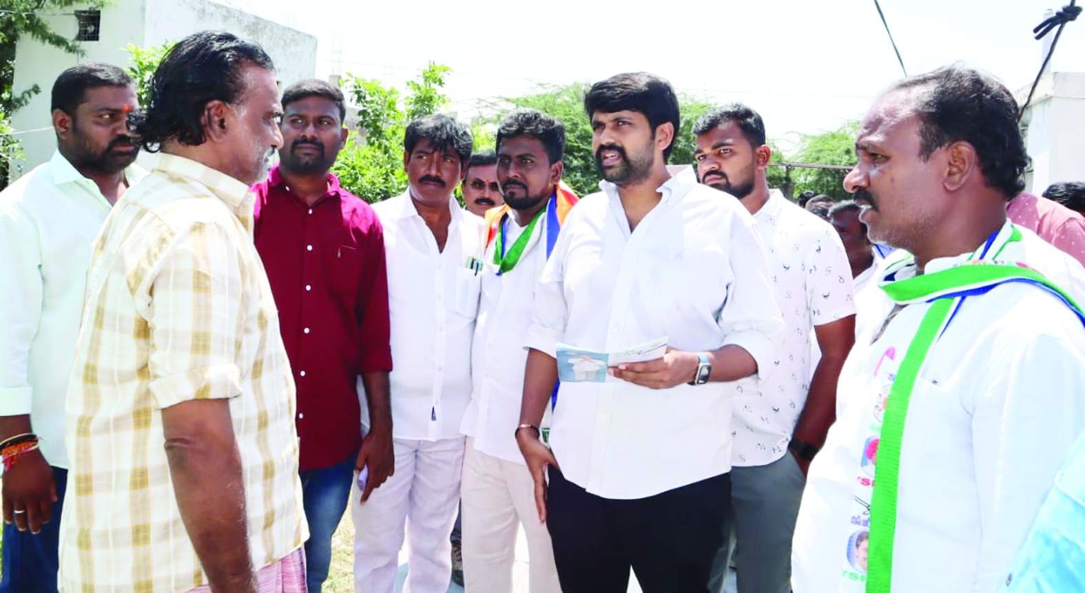 సమస్యలు తెలుసుకుంటున్న జయమనోజ్‌రెడ్డి