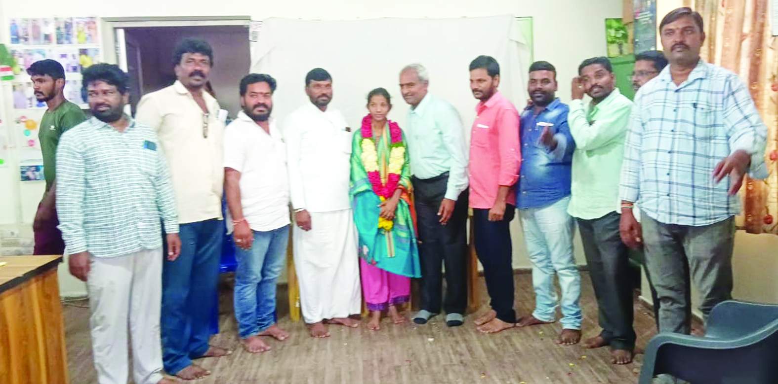 విద్యార్థిని శివలింగమ్మను సన్మానిస్తున్న నాయకులు