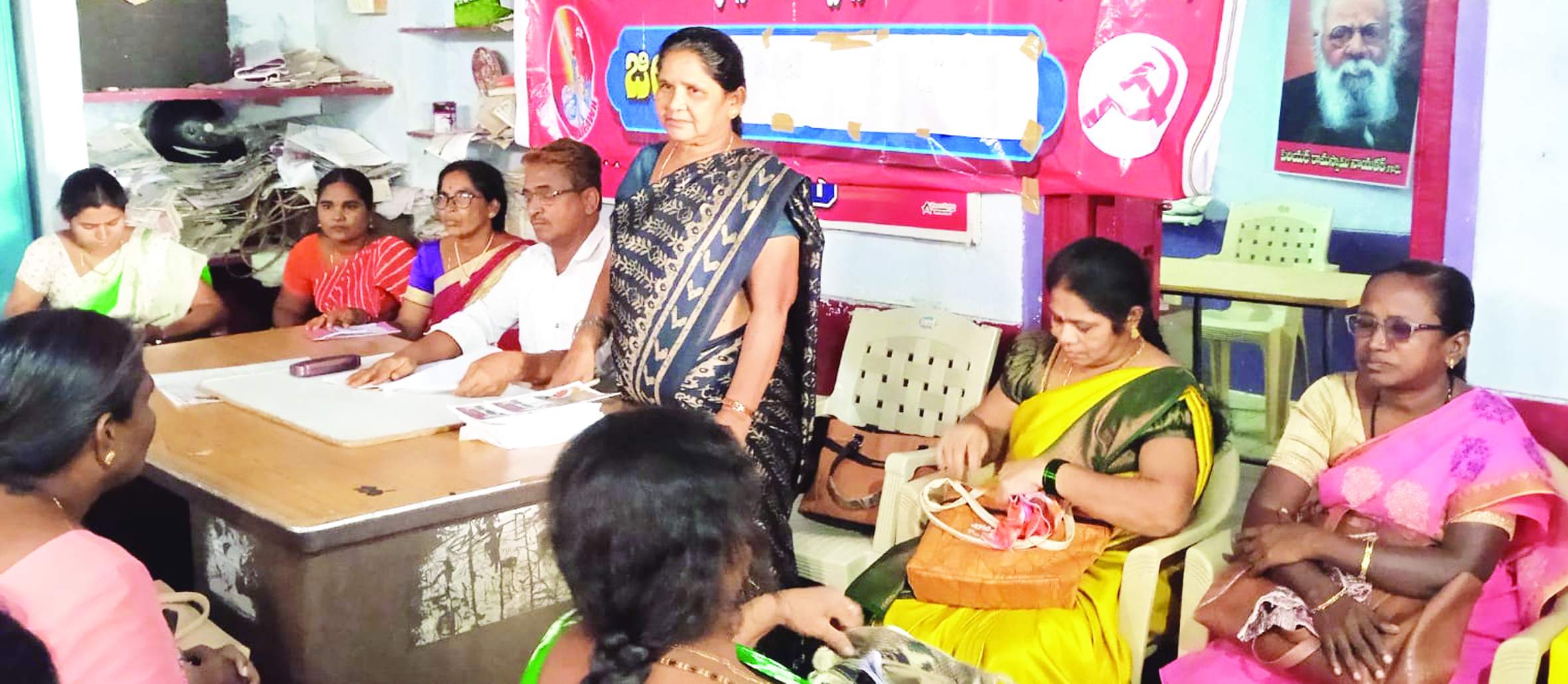 సమావేశంలో మాట్లాడుతున్న వెంకటమ్మ