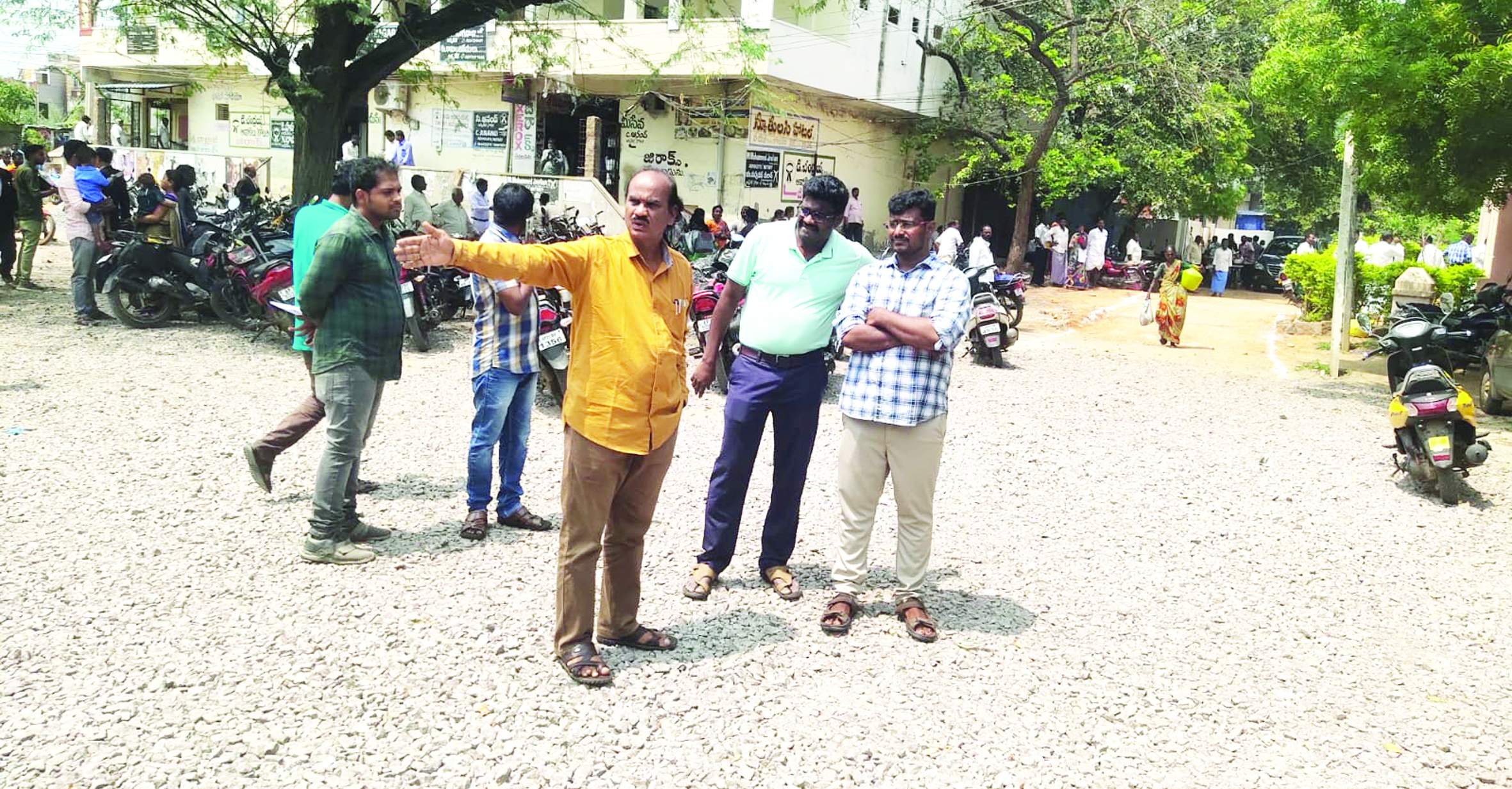 రోడ్డు మార్కింగ్‌ను పరిశీలిస్తున్న రాధాకృష్ణ