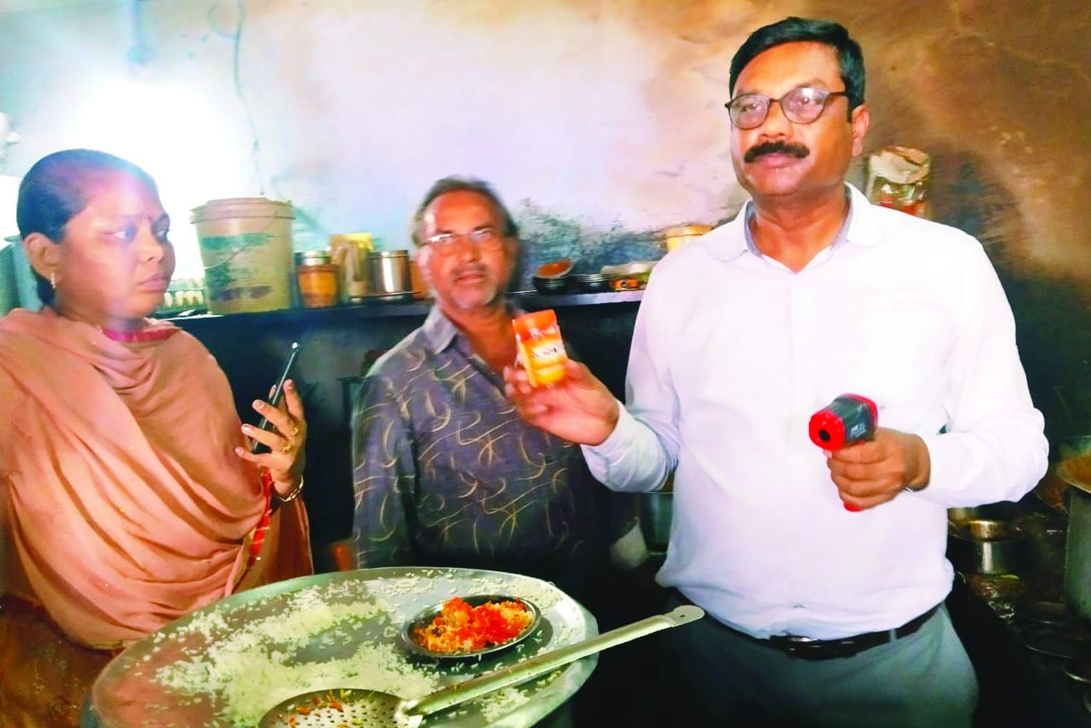 ఆహార పదార్థాలను పరిశీలిస్తున్న అధికారులు