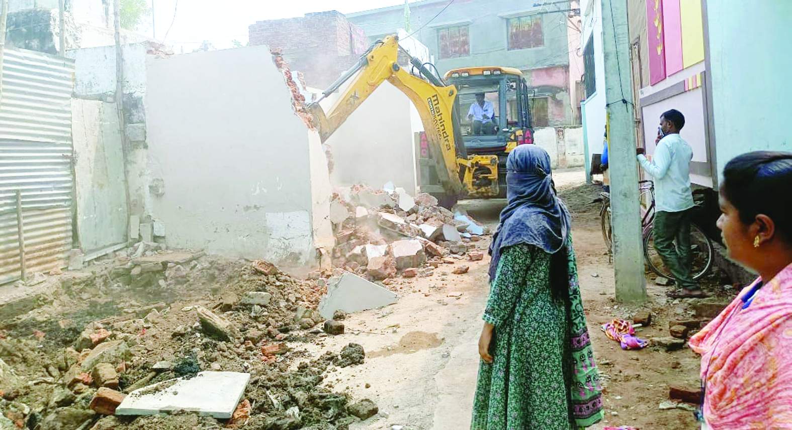 అక్రమ కట్టడాలను కూల్చివేస్తున్న అధికారులు