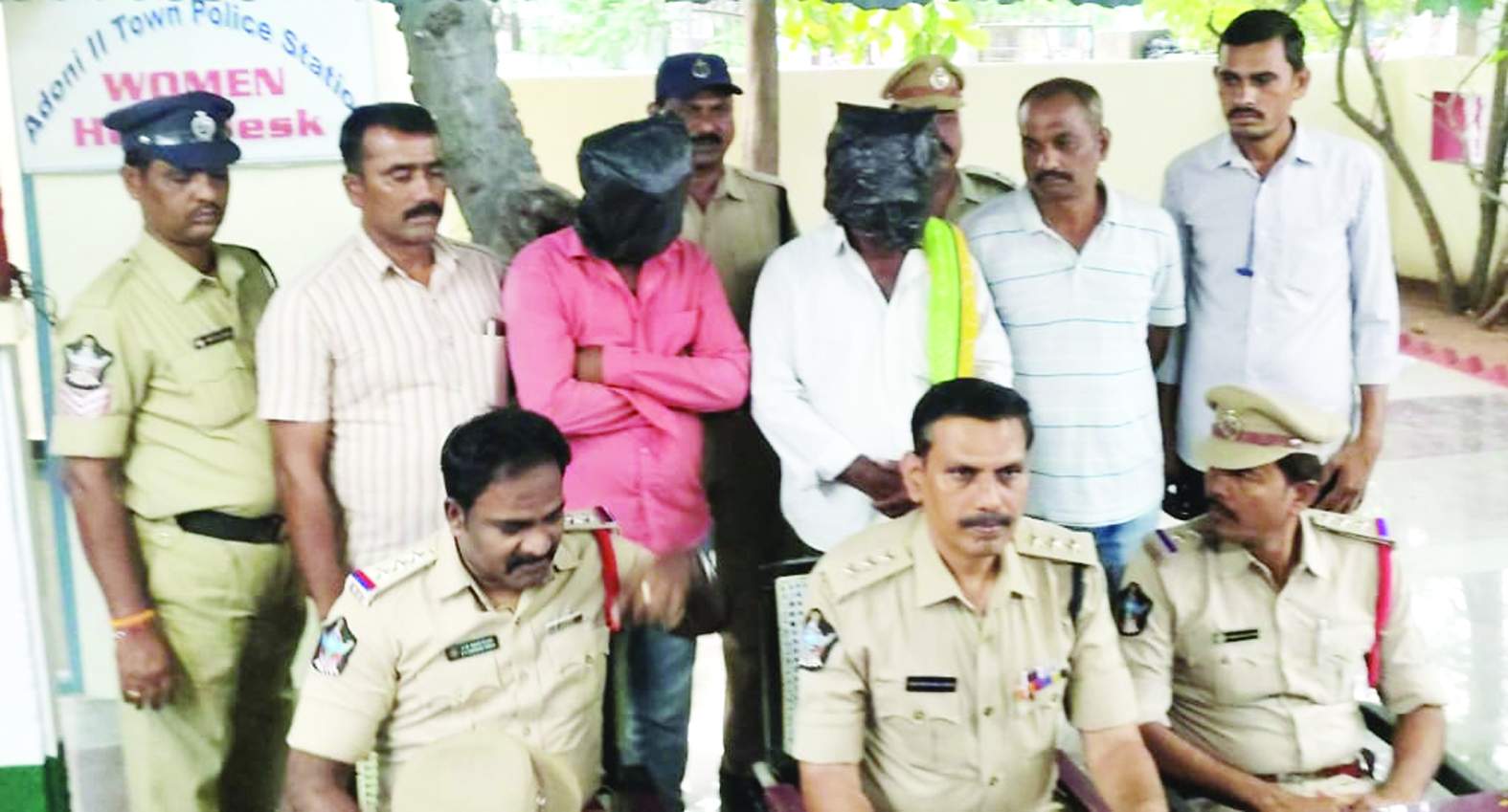 నిందితులను చూపుతున్న డీఎస్పీ శివ నారాయణ స్వామి