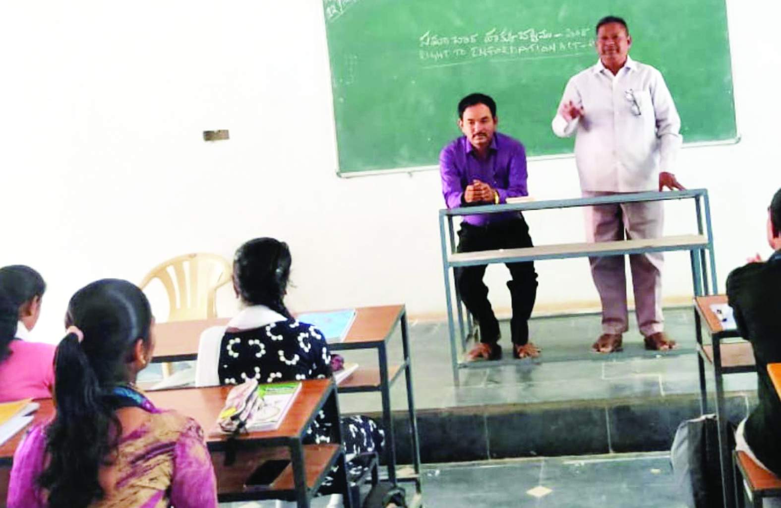 మాట్లాడుతున్న ప్రిన్సిపల్‌ సురేష్‌