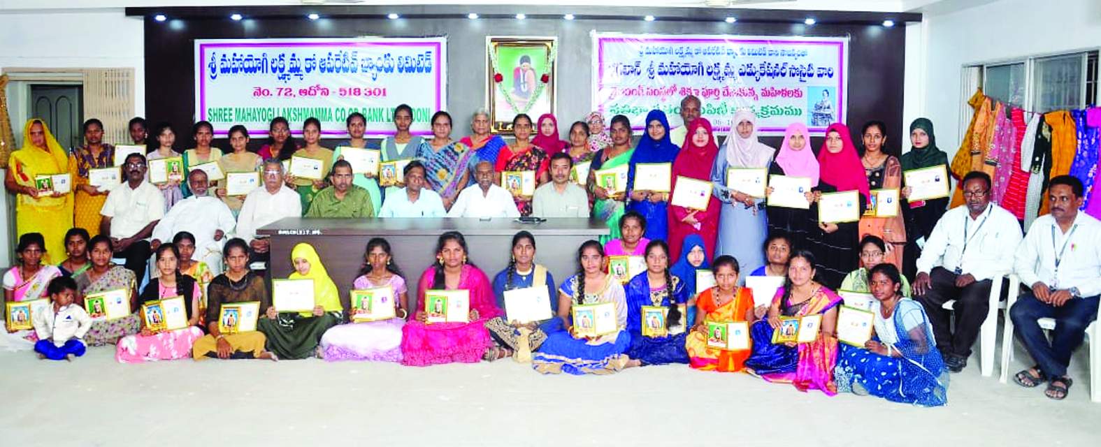 సర్టిఫికెట్లు​​​​​​​ పంపిణీ చేస్తున్న రామయ్య