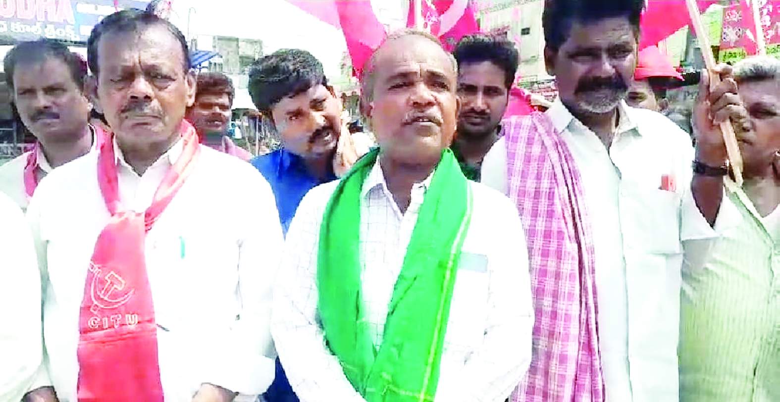 ఆదోనిలో మాట్లాడుతున్న వెంకటేశులు