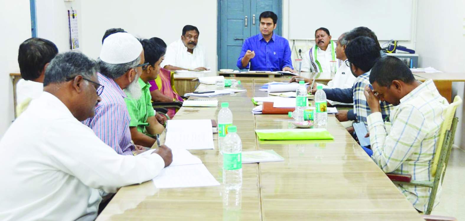 మాట్లాడుతున్న ఎమ్మెల్యే సాయి ప్రసాద్‌ రెడ్డి, సబ్‌ కలెక్టర్‌ అభిషేక్‌ కుమార్‌