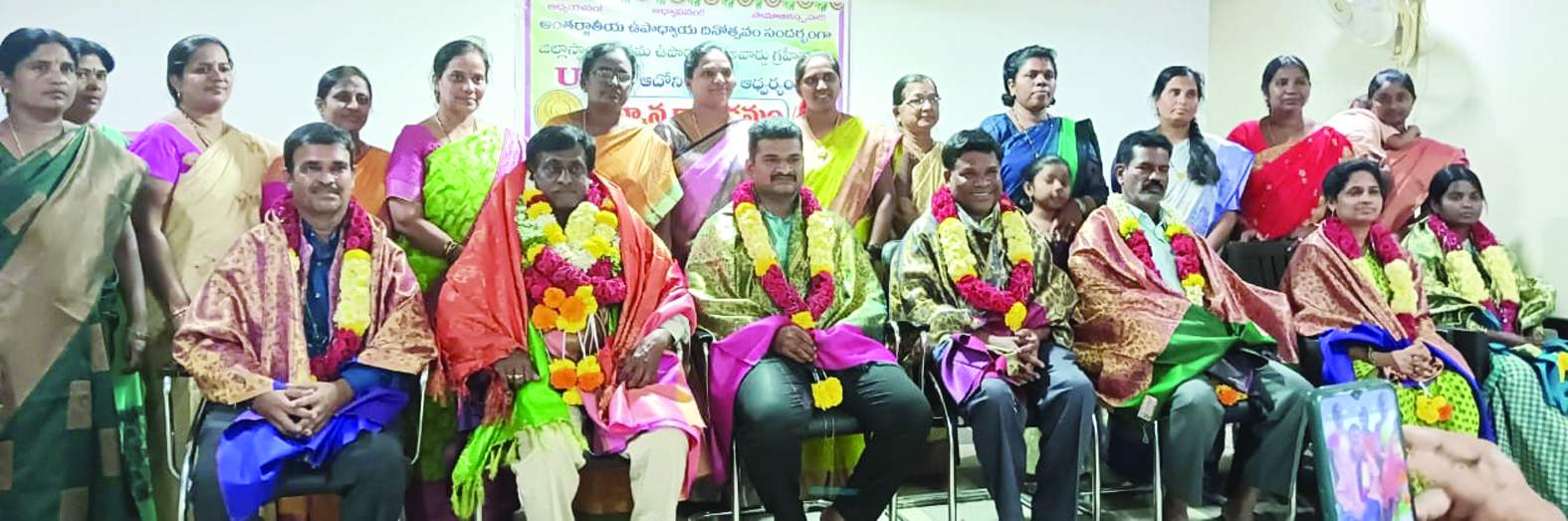 ఉపాధ్యాయులను సన్మానిస్తున్న నాయకులు