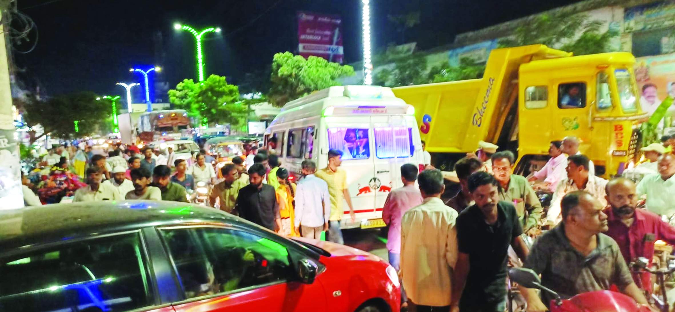 రద్దీగా ఉన్న రోడ్డు