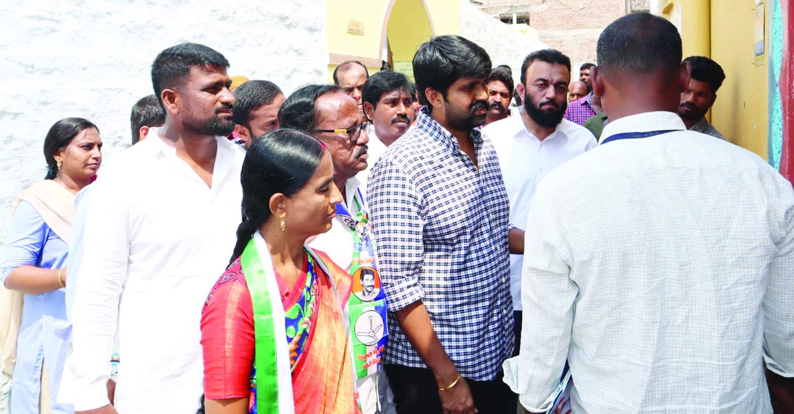 పథకాల గురించి వివరిస్తున్న నాయకులు