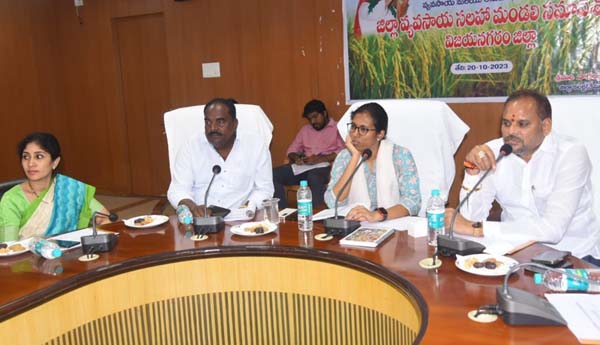 నీటి వినియోగంపై రైతులకు అవగాహన కల్పించాలి