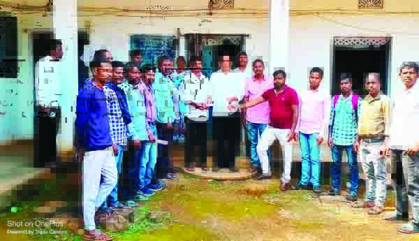 అక్రమ కట్టడాన్ని కూల్చేయాలి