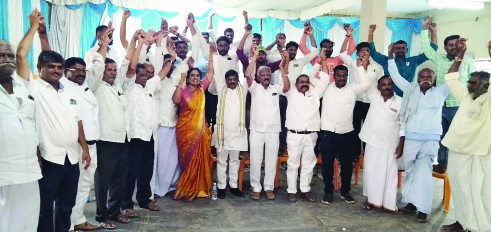 అభివాదం చేస్తున్న నాయకులు