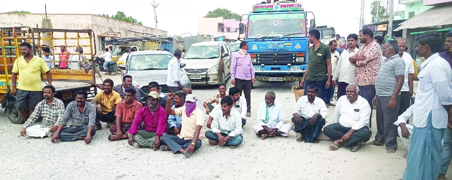ఆలూరులోని జాతీయ రహదారిపై నిరసన చేపడుతున్న ప్రజలు