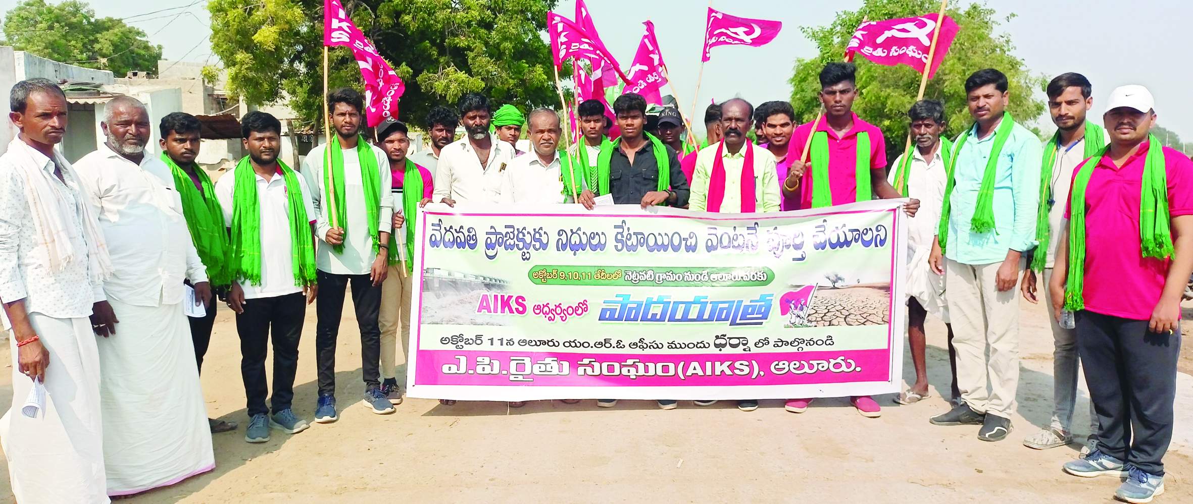 పాదయాత్రలో మాట్లాడుతున్న వెంకటేశులు