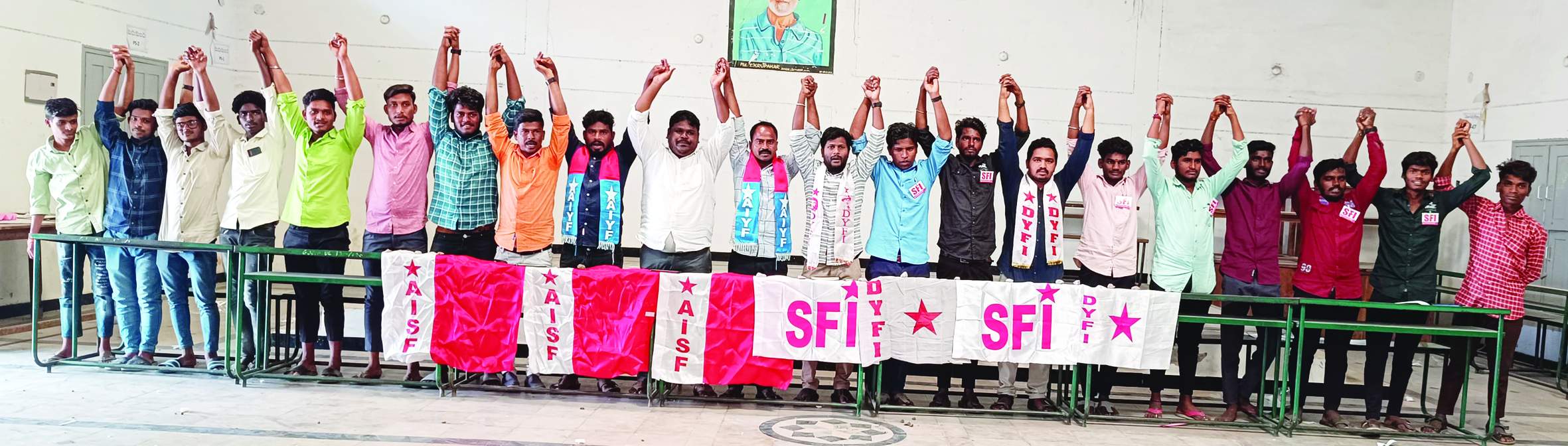 అభివాదం చేస్తున్న విద్యార్థి, యువజన సంఘాల నాయకులు