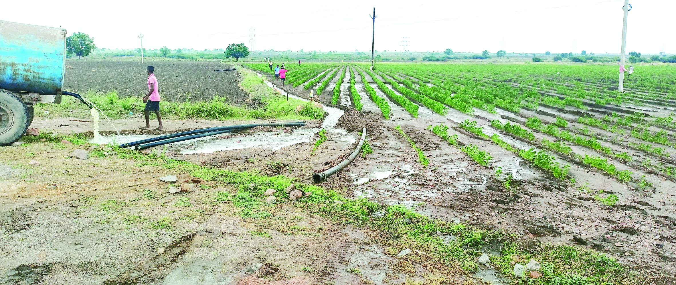 ట్యాంకర్‌తో నీటిని పడుతున్న రైతు