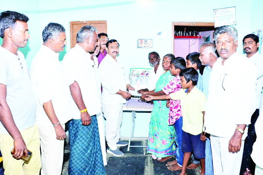 చిన్నారులకు అండగా ఉంటా : ఎమ్మెల్యే శంకరరావు