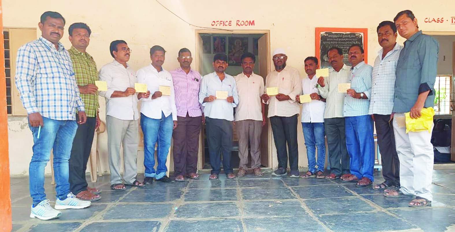 పోస్టు కార్డు ఉద్యమం చేపడుతున్న నాయకులు