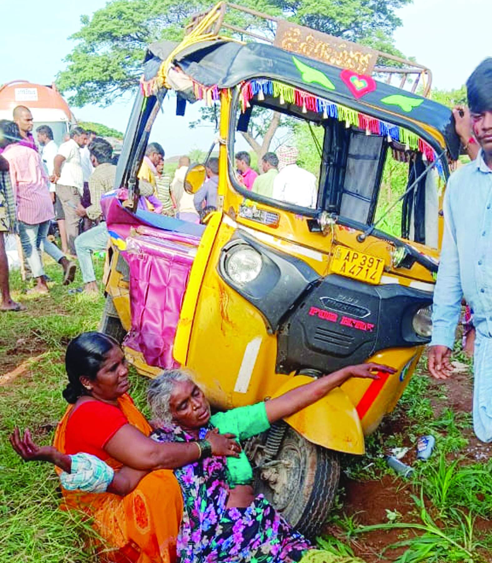 ప్రమాదానాకి గురైన ఆటో (ఫైల్‌)