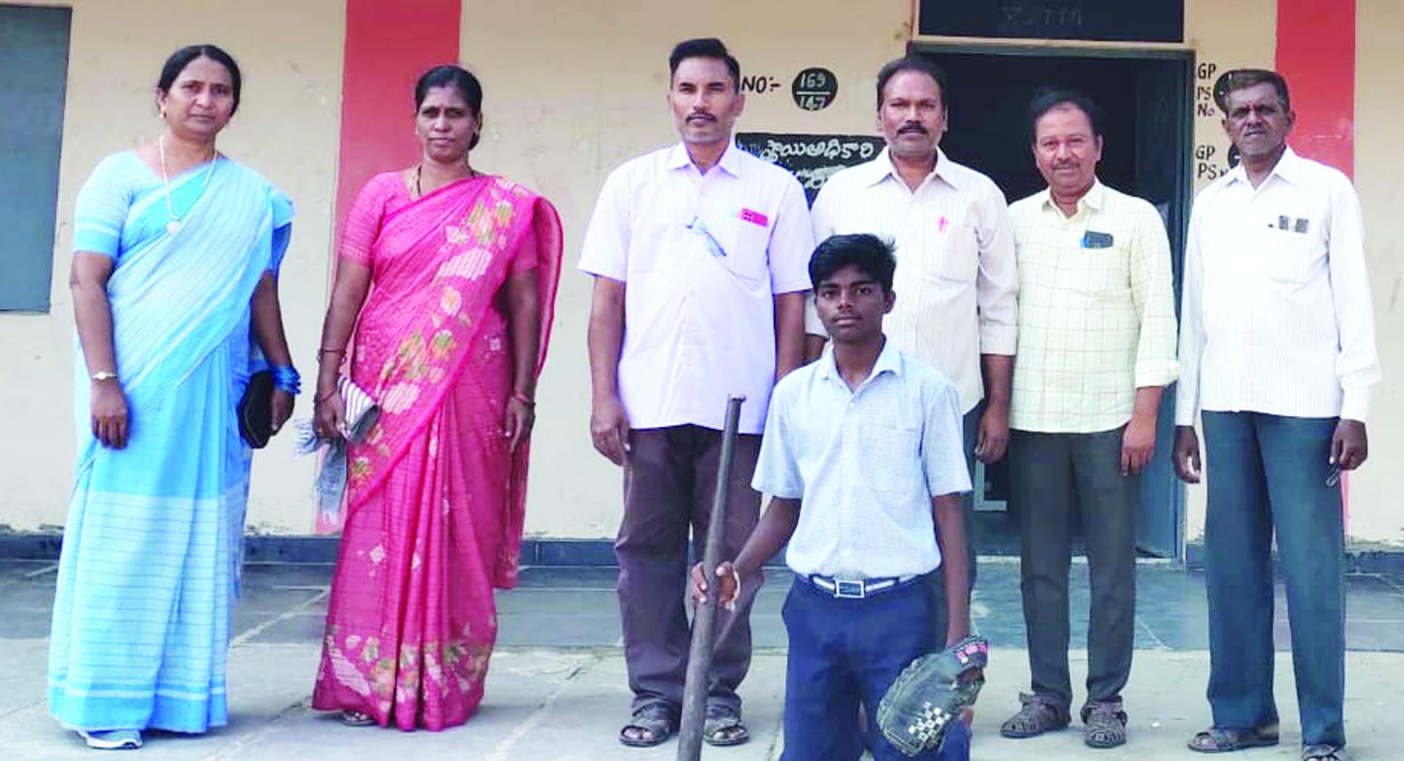 విద్యార్థిని అభినందిస్తున్న ఉపాధ్యాయులు