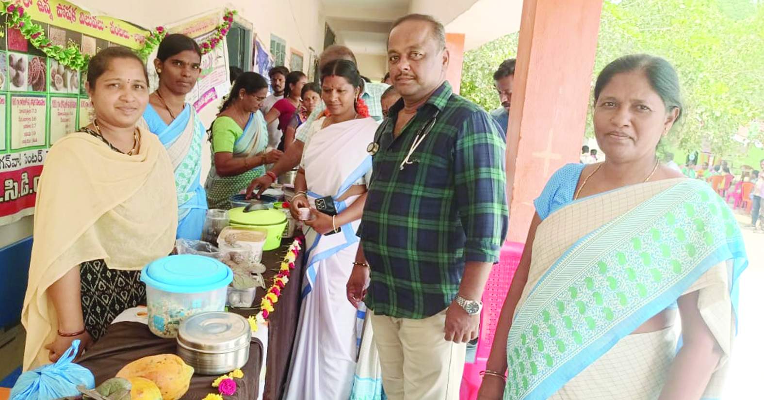 ఆస్పరిలో మందులు పంపిణీ చేస్తున్న సిబ్బంది