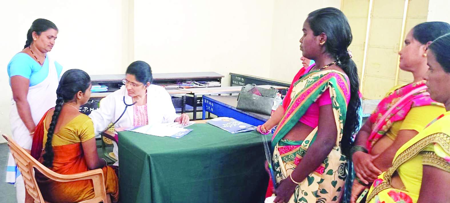 గర్భిణులకు వైద్య పరీక్షలు నిర్వహిస్తున్న డాక్టర్‌ గీతావాణి