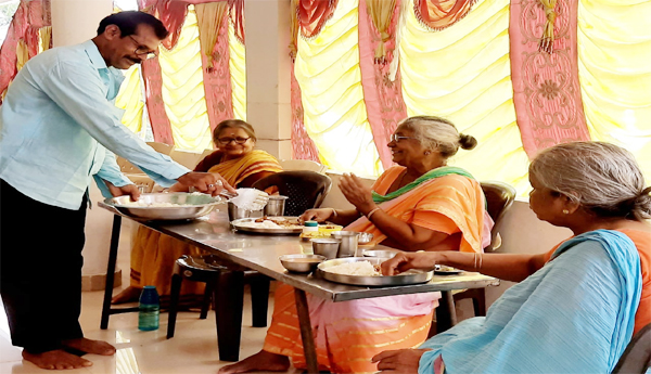 Food-Donation-Program-at-Mayuri-Old-Age-Home