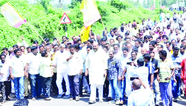 వంతెన నిర్మాణం చేపట్టాలి : బేబినాయన