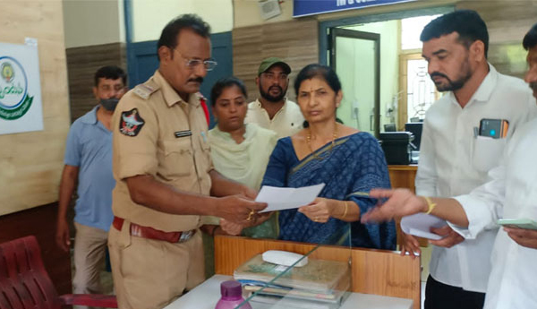 TDP-leader-Bandaru's-wife-has-filed-a-complaint-against-the-police