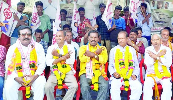 రోడ్డు బాగుచేయాలని జనసేన దీక్ష