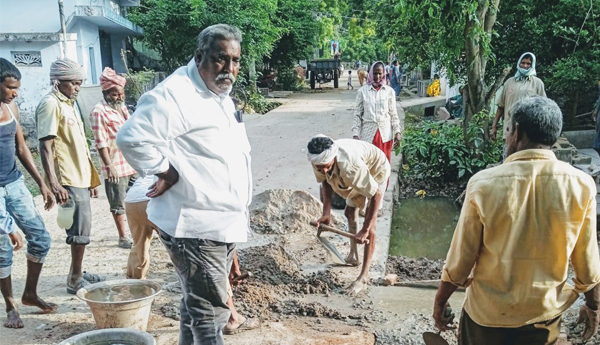 కల్వర్టు నిర్మాణ పనులలో కార్మికులు