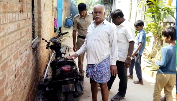 /The-miscreants-set-the-two-wheeler-on-fire