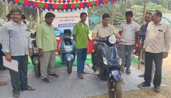 /Electric-bikes-are-beneficial-Commissioner-Naga-Narasimha-Rao
