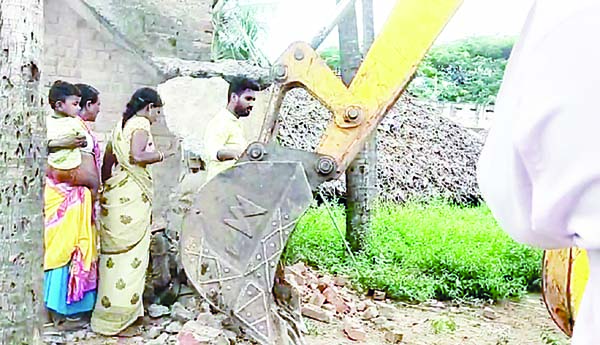 మా ఇళ్లను కూల్చొద్దు