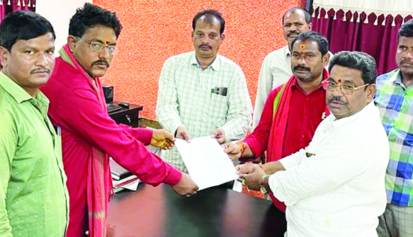 ఇళ్ల స్థలాల అప్పగించాలని వినతి